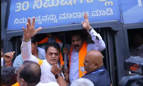 ಕಾಲ್ತುಳಿತ ಪ್ರಕರಣ | ರಾಜ್ಯ ಸರಕಾರದ ವೈಫಲ್ಯ ಖಂಡಿಸಿ ಪ್ರತಿಭಟನೆ; ಬಿಜೆಪಿ ನಾಯಕರನ್ನು ವಶಕ್ಕೆ ಪಡೆದ ಪೊಲೀಸರು