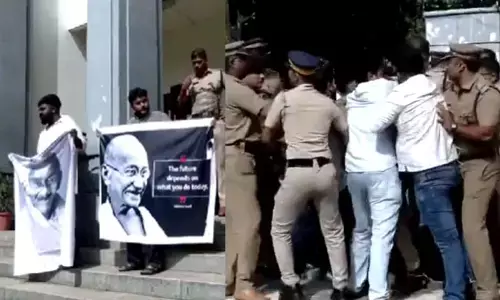 ಕೇರಳ| ರಾಜಭವನದಲ್ಲಿ ಆರೆಸ್ಸೆಸ್ ನಾಯಕರ ಭಾವಚಿತ್ರ; ಎಸ್‌ಎಫ್ಐ ಪ್ರತಿಭಟನೆ