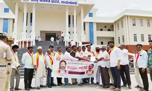 ರಾಯಚೂರು | ವಿದ್ಯುತ್ ಕಡಿತಗೊಳಿಸುವುದನ್ನು ಖಂಡಿಸಿ ಕರವೇಯಿಂದ ಪ್ರತಿಭಟನೆ