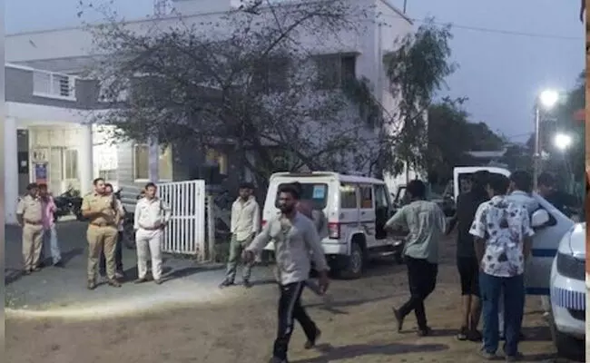 ಮಧ್ಯಪ್ರದೇಶ: ಸ್ವಘೋಷಿತ ಗೋರಕ್ಷಕರಿಂದ ಹಲ್ಲೆಗೀಡಾದ ವ್ಯಕ್ತಿ ಮೃತ್ಯು; ಮತ್ತೊಬ್ಬ ಗಂಭೀರ ಮಧ್ಯಪ್ರದೇಶ: ಸ್ವಘೋಷಿತ ಗೋರಕ್ಷಕರಿಂದ ಹಲ್ಲೆಗೀಡಾದ ವ್ಯಕ್ತಿ ಮೃತ್ಯು; ಮತ್ತೊಬ್ಬ ಗಂಭೀರ