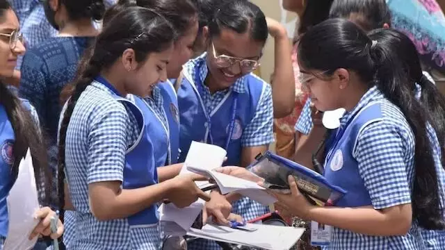 ಮೂರನೆಯ ಭಾಷಾ ಅಧಿಸೂಚನೆಯನ್ನು ಪರಿಷ್ಕರಿಸಿದ ಮಹಾರಾಷ್ಟ್ರ: ಶಾಲೆಗಳಲ್ಲಿ ಹಿಂದಿ ಕಲಿಕೆ ಕಡ್ಡಾಯವಲ್ಲ