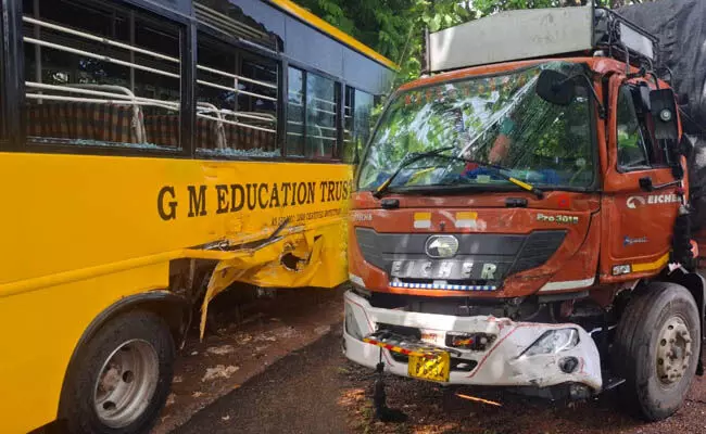 ಬ್ರಹ್ಮಾವರ: ಶಾಲಾ ಬಸ್ಸಿಗೆ ಲಾರಿ ಢಿಕ್ಕಿ; ವಿದ್ಯಾರ್ಥಿಗಳಿಗೆ ಸಣ್ಣಪುಟ್ಟ ಗಾಯ