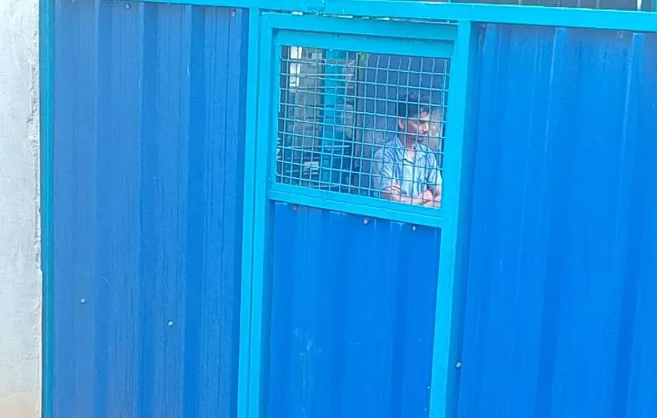 ಉಡುಪಿ| ಕಾರ್ಮಿಕನನ್ನು ಒಂದು ಗಂಟೆ ಒಂಟಿಕಾಲಿನಲ್ಲಿ ನಿಲ್ಲಿಸಿದ ಮಾಲಕ ! ಉಡುಪಿ| ಕಾರ್ಮಿಕನನ್ನು ಒಂದು ಗಂಟೆ ಒಂಟಿಕಾಲಿನಲ್ಲಿ ನಿಲ್ಲಿಸಿದ ಮಾಲಕ !