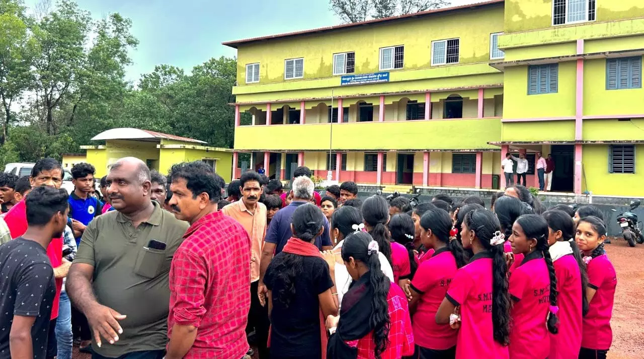 ಮಾವಿನಕಟ್ಟೆ ಪ್ರೌಢಶಾಲೆಯಲ್ಲಿ ಶಿಕ್ಷಕರ ಸಾಮೂಹಿಕ ವರ್ಗಾವಣೆ: ವಿದ್ಯಾರ್ಥಿಗಳು, ಪೋಷಕರಿಂದ ಪ್ರತಿಭಟನೆ ಮಾವಿನಕಟ್ಟೆ ಪ್ರೌಢಶಾಲೆಯಲ್ಲಿ ಶಿಕ್ಷಕರ ಸಾಮೂಹಿಕ ವರ್ಗಾವಣೆ: ವಿದ್ಯಾರ್ಥಿಗಳು, ಪೋಷಕರಿಂದ ಪ್ರತಿಭಟನೆ