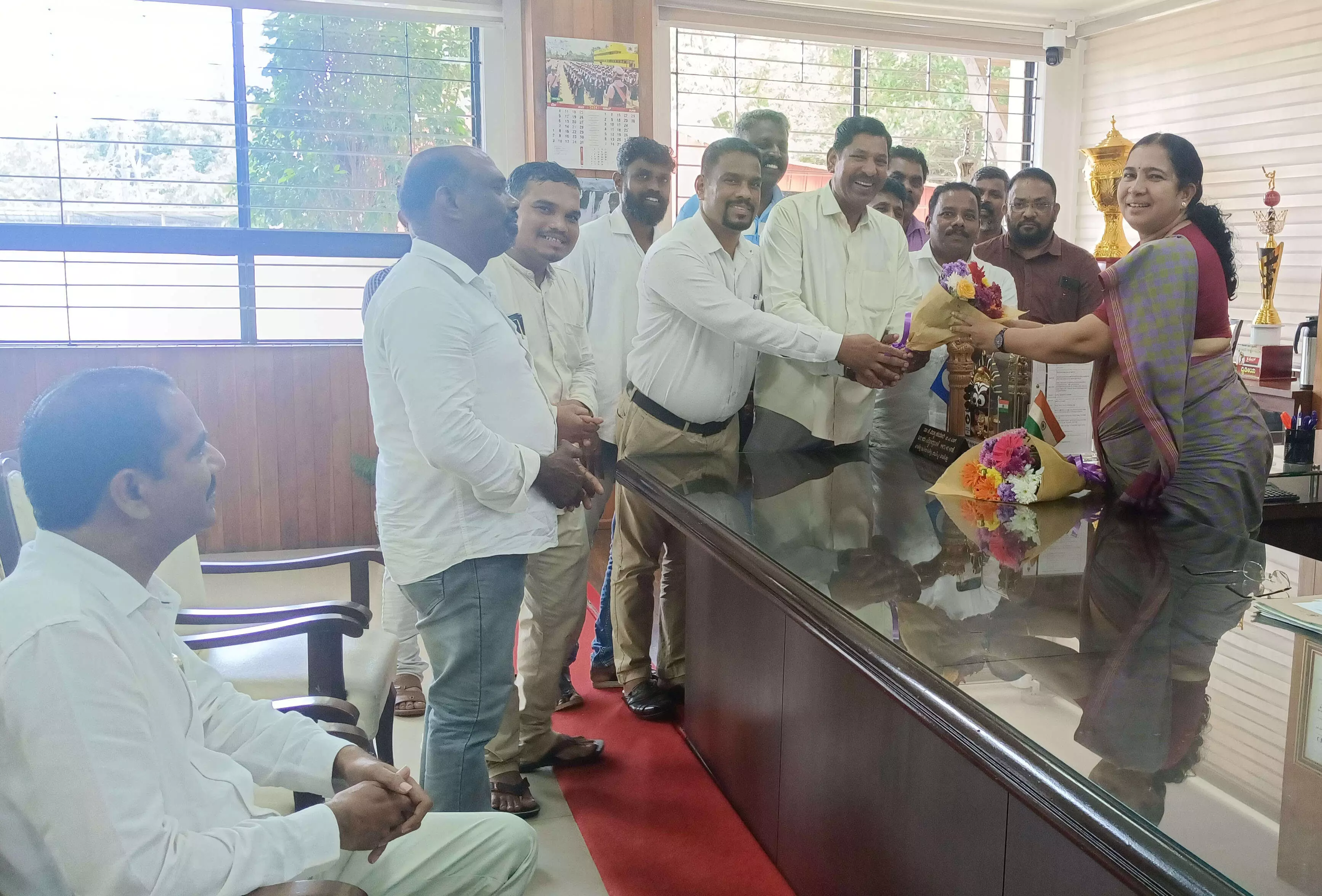 ಉಡುಪಿ: ವರ್ಗಾವಣೆಗೊಂಡ ಡಿಸಿಗೆ ದಸಂಸ ನಿಯೋಗ ಅಭಿನಂದನೆ ಉಡುಪಿ: ವರ್ಗಾವಣೆಗೊಂಡ ಡಿಸಿಗೆ ದಸಂಸ ನಿಯೋಗ ಅಭಿನಂದನೆ