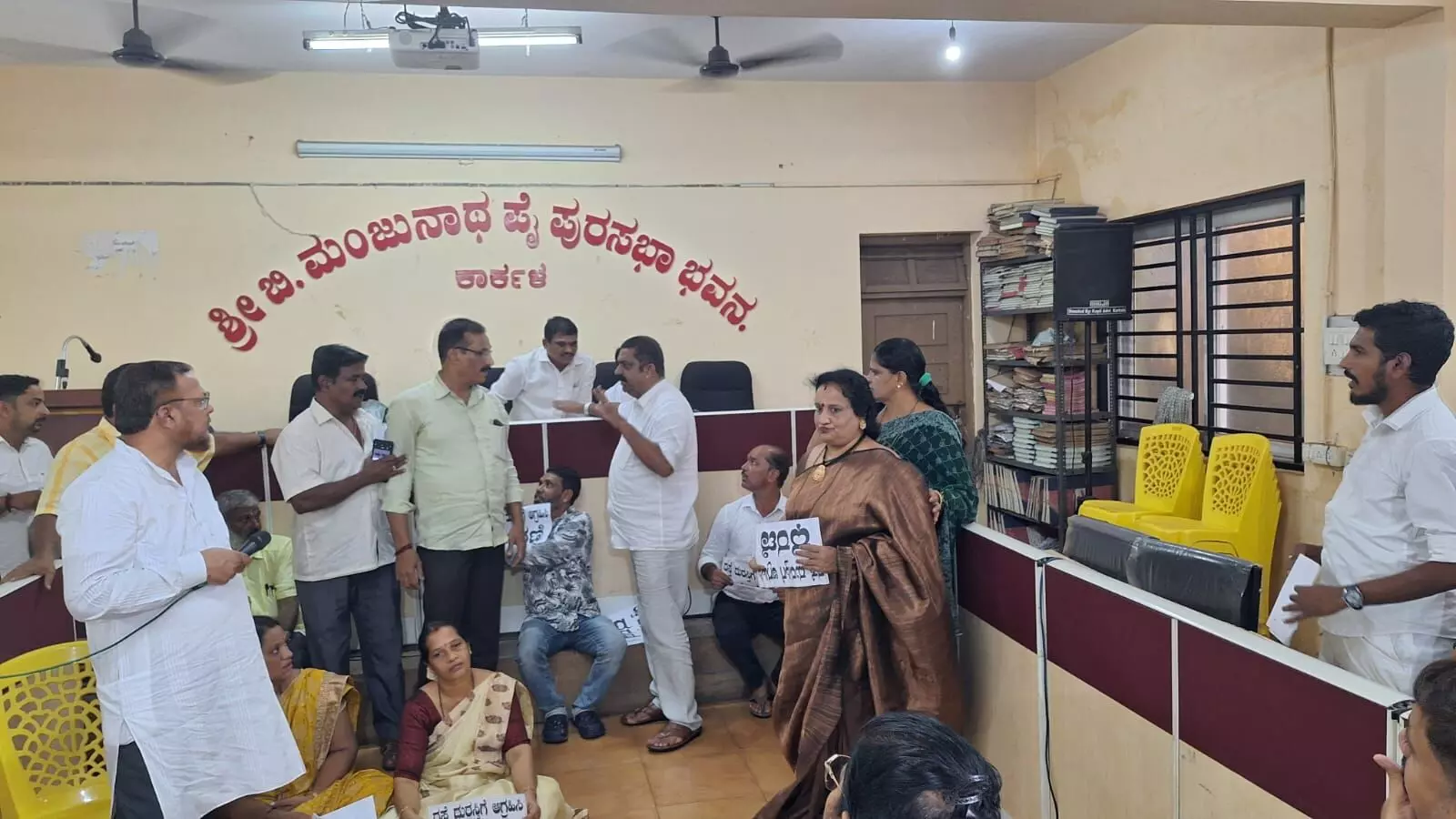 ಕಾರ್ಕಳ ಪುರಸಭೆ ಮಾಸಿಕ ಸಭೆ| ರಸ್ತೆ ಅವ್ಯವಸ್ಥೆ ಬಗ್ಗೆ ಪುರಸಭೆ ನಿರ್ಲಕ್ಷ ಆರೋಪ; ವಿಪಕ್ಷ ಸದಸ್ಯರ ಸಭಾತ್ಯಾಗ ಕಾರ್ಕಳ ಪುರಸಭೆ ಮಾಸಿಕ ಸಭೆ| ರಸ್ತೆ ಅವ್ಯವಸ್ಥೆ ಬಗ್ಗೆ ಪುರಸಭೆ ನಿರ್ಲಕ್ಷ ಆರೋಪ; ವಿಪಕ್ಷ ಸದಸ್ಯರ ಸಭಾತ್ಯಾಗ