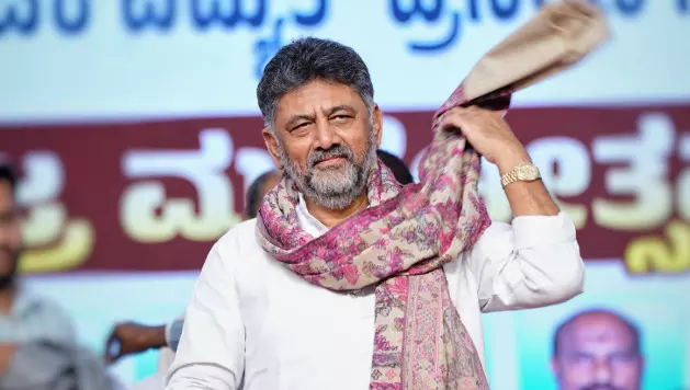 ಮತ್ತೆ ಮುನ್ನೆಲೆ ಬಂದ ಸಿಎಂ ಕುರ್ಚಿ ಸಮರ: ಸಿದ್ದರಾಮಯ್ಯ ಎದುರೇ ಸಿಎಂ ಆಸೆ ಬಿಚ್ಚಿಟ್ಟ ಡಿ.ಕೆ.ಶಿವಕುಮಾರ್ ಮತ್ತೆ ಮುನ್ನೆಲೆ ಬಂದ ಸಿಎಂ ಕುರ್ಚಿ ಸಮರ: ಸಿದ್ದರಾಮಯ್ಯ ಎದುರೇ ಸಿಎಂ ಆಸೆ ಬಿಚ್ಚಿಟ್ಟ ಡಿ.ಕೆ.ಶಿವಕುಮಾರ್