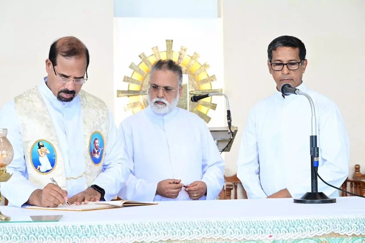 ಎಫ್ಎಂಸಿಐನ ನೂತನ ನಿರ್ದೇಶಕರಾಗಿ ರೆ.ಫಾ. ಫೌಸ್ಟಿನ್ ಲುಕಾಸ್ ಲೋಬೋ ಅಧಿಕಾರ ಸ್ವೀಕಾರ ಎಫ್ಎಂಸಿಐನ ನೂತನ ನಿರ್ದೇಶಕರಾಗಿ ರೆ.ಫಾ. ಫೌಸ್ಟಿನ್ ಲುಕಾಸ್ ಲೋಬೋ ಅಧಿಕಾರ ಸ್ವೀಕಾರ