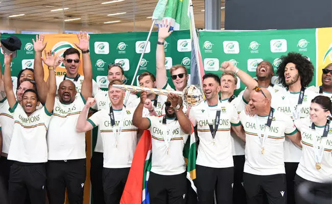 ತಾಯ್ನಾಡಿಗೆ ಮರಳಿದ ಚಾಂಪಿಯನ್ಸ್ ದಕ್ಷಿಣ ಆಫ್ರಿಕಾ, ಸಾವಿರಾರು ಜನರಿಂದ ಭವ್ಯ ಸ್ವಾಗತ ತಾಯ್ನಾಡಿಗೆ ಮರಳಿದ ಚಾಂಪಿಯನ್ಸ್ ದಕ್ಷಿಣ ಆಫ್ರಿಕಾ, ಸಾವಿರಾರು ಜನರಿಂದ ಭವ್ಯ ಸ್ವಾಗತ