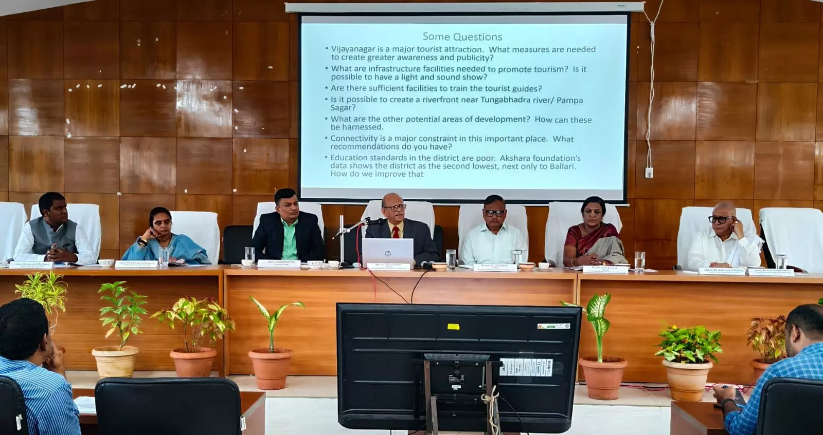 ಹೊಸಪೇಟೆ ನಗರದಲ್ಲಿ ಶೀಘ್ರ ಕುಡಿಯುವ ನೀರು, ಯುಜಿಡಿ ಸಮಸ್ಯೆ ಪರಿಹರಿಸಿ: ಅಧಿಕಾರಿಗಳಿಗೆ ಡಾ.ಸಿ.ನಾರಾಯಣಸ್ವಾಮಿ ಸೂಚನೆ