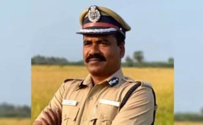 ಅಪಹರಣ ಪ್ರಕರಣ | ಹೈಕೋರ್ಟ್ ನಿರ್ದೇಶನದ ಬಳಿಕ ಎಡಿಜಿಪಿ ಅಮಾನತು ಕ್ರಮಕ್ಕೆ ತಮಿಳುನಾಡು ಸರಕಾರಕ್ಕೆ ಸುಪ್ರೀಂ ಕೋರ್ಟ್ ತರಾಟೆ ಅಪಹರಣ ಪ್ರಕರಣ | ಹೈಕೋರ್ಟ್ ನಿರ್ದೇಶನದ ಬಳಿಕ ಎಡಿಜಿಪಿ ಅಮಾನತು ಕ್ರಮಕ್ಕೆ ತಮಿಳುನಾಡು ಸರಕಾರಕ್ಕೆ ಸುಪ್ರೀಂ ಕೋರ್ಟ್ ತರಾಟೆ