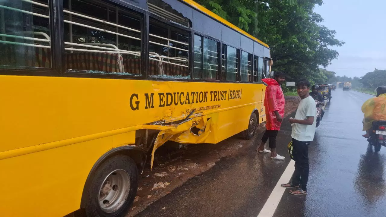 ಶಾಲಾ ಬಸ್ಸಿಗೆ ಲಾರಿ ಢಿಕ್ಕಿ: ವಿದ್ಯಾರ್ಥಿಗಳಿಗೆ ಗಾಯ ಶಾಲಾ ಬಸ್ಸಿಗೆ ಲಾರಿ ಢಿಕ್ಕಿ: ವಿದ್ಯಾರ್ಥಿಗಳಿಗೆ ಗಾಯ