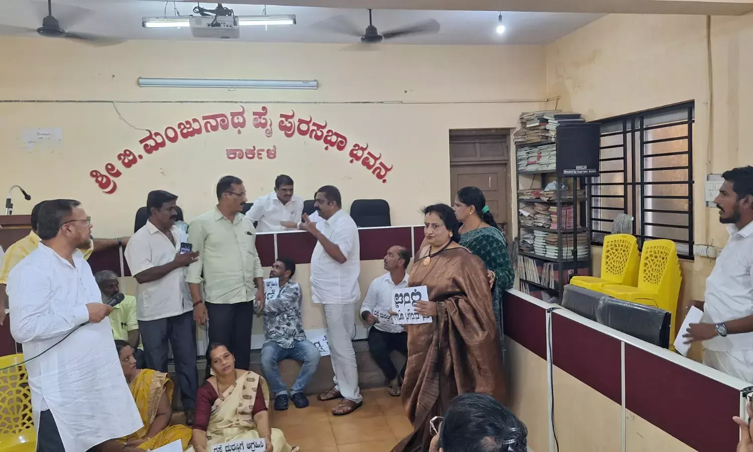 ಕಾರ್ಕಳ ಪುರಸಭೆ ಮಾಸಿಕ ಸಭೆ| ರಸ್ತೆ ಅವ್ಯವಸ್ಥೆ ಬಗ್ಗೆ ಪುರಸಭೆ ನಿರ್ಲಕ್ಷ ಆರೋಪ; ವಿಪಕ್ಷ ಸದಸ್ಯರ ಸಭಾತ್ಯಾಗ