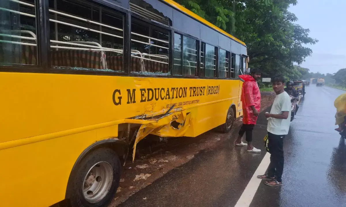 ಶಾಲಾ ಬಸ್ಸಿಗೆ ಲಾರಿ ಢಿಕ್ಕಿ: ವಿದ್ಯಾರ್ಥಿಗಳಿಗೆ ಗಾಯ