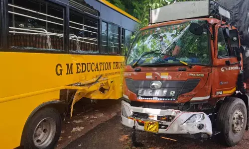 ಬ್ರಹ್ಮಾವರ: ಶಾಲಾ ಬಸ್ಸಿಗೆ ಲಾರಿ ಢಿಕ್ಕಿ; ವಿದ್ಯಾರ್ಥಿಗಳಿಗೆ ಸಣ್ಣಪುಟ್ಟ ಗಾಯ