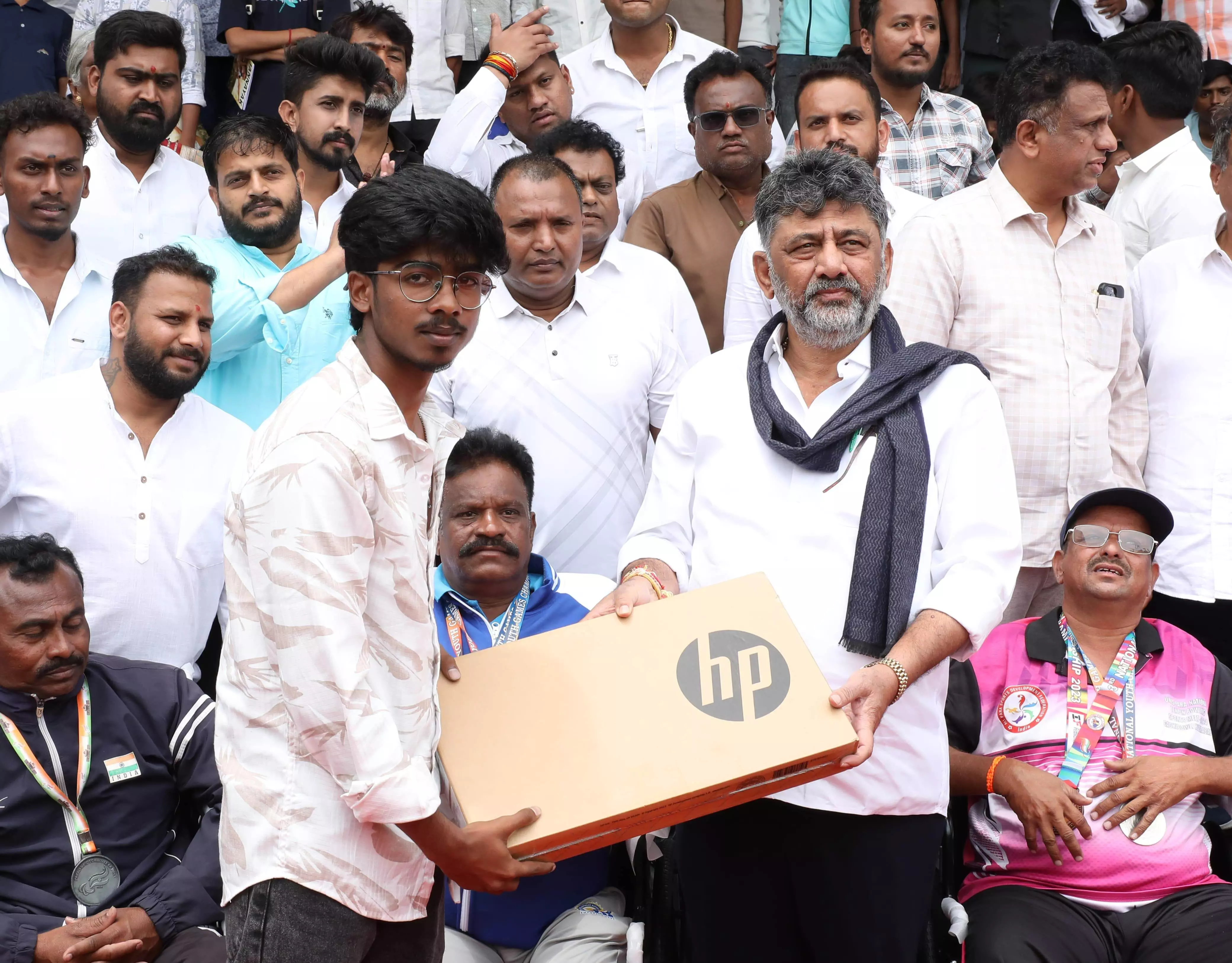 ರಾಹುಲ್ ಗಾಂಧಿ ಜನ್ಮ ದಿನಾಚರಣೆ: ಬಿ.ವಿ.ಶ್ರೀನಿವಾಸ್ ನೇತೃತ್ವದಲ್ಲಿ ವಿಶೇಷ ಚೇತನರಿಗೆ ಗಾಲಿಕುರ್ಚಿ, ಲ್ಯಾಪ್ ಟಾಪ್ ವಿತರಣೆ