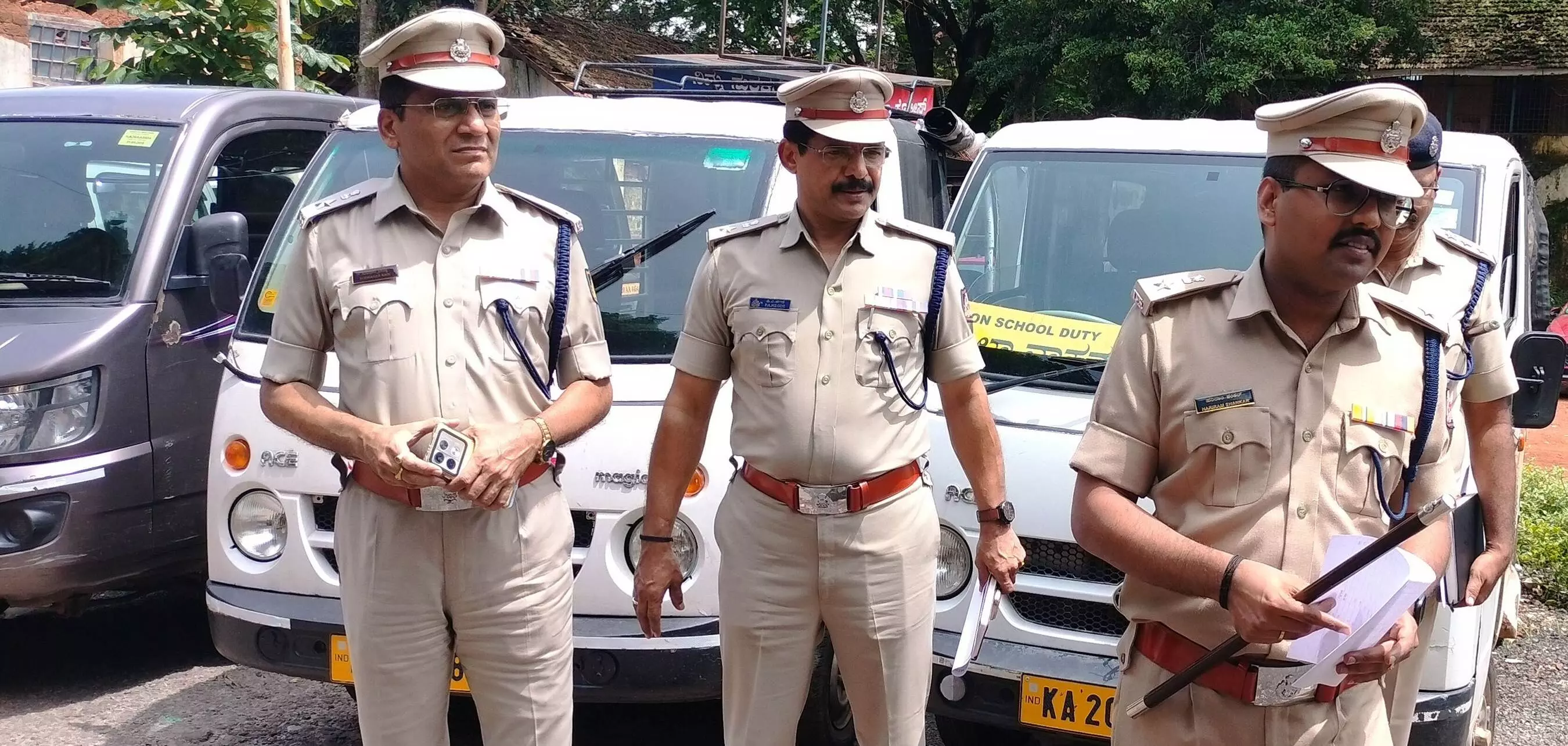 ಶಾಲಾ ಮಕ್ಕಳ ಸುರಕ್ಷತೆಗಾಗಿ ಉಡುಪಿ ಜಿಲ್ಲೆಯಾದ್ಯಂತ ಪೊಲೀಸರಿಂದ ಅಭಿಯಾನ ಶಾಲಾ ಮಕ್ಕಳ ಸುರಕ್ಷತೆಗಾಗಿ ಉಡುಪಿ ಜಿಲ್ಲೆಯಾದ್ಯಂತ ಪೊಲೀಸರಿಂದ ಅಭಿಯಾನ