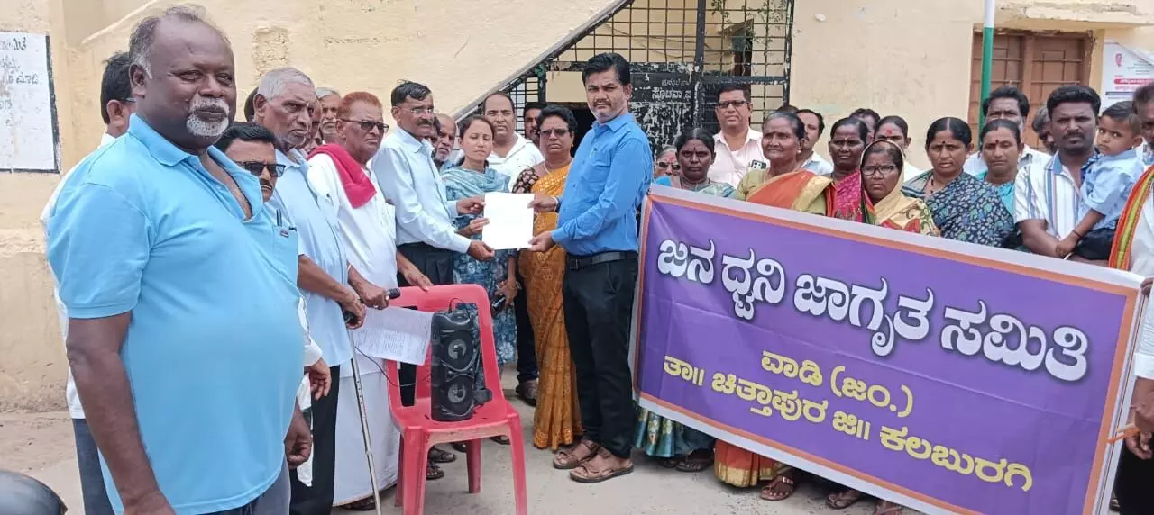 ಕಲಬುರಗಿ | ವಾಡಿ ಪುರಸಭೆ ಅಧಿಕಾರಿಗಳ ವಿರುದ್ಧ ಜನಧ್ವನಿ ಜಾಗೃತ ಸಮಿತಿಯಿಂದ ಪ್ರತಿಭಟನೆ ಕಲಬುರಗಿ | ವಾಡಿ ಪುರಸಭೆ ಅಧಿಕಾರಿಗಳ ವಿರುದ್ಧ ಜನಧ್ವನಿ ಜಾಗೃತ ಸಮಿತಿಯಿಂದ ಪ್ರತಿಭಟನೆ