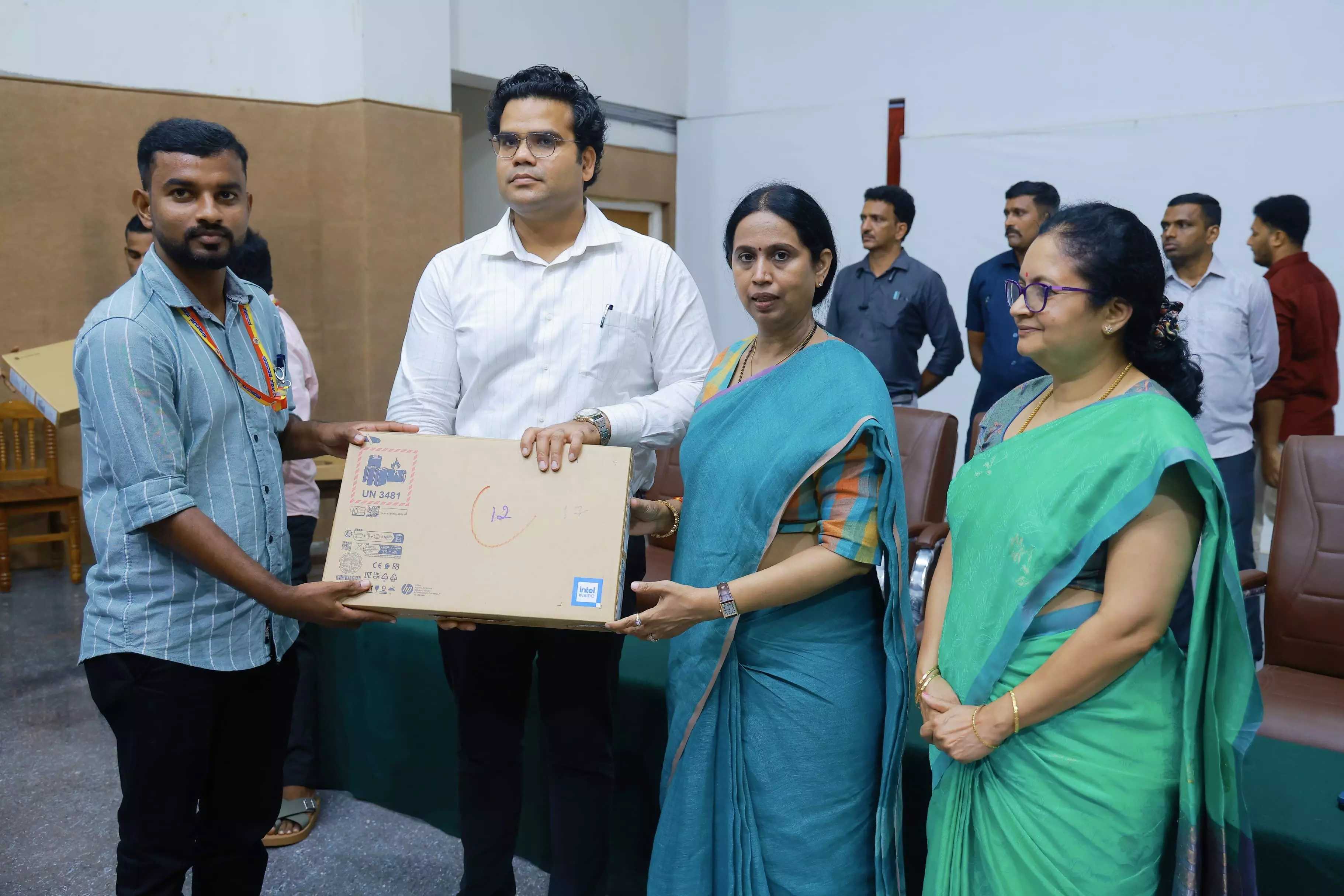 ಉಡುಪಿ: ಗ್ರಾಮ ಲೆಕ್ಕಾಧಿಕಾರಿಗಳಿಗೆ ಲ್ಯಾಪ್ಟಾಪ್ ವಿತರಿಸಿದ ಸಚಿವೆ ಲಕ್ಷ್ಮೀ ಉಡುಪಿ: ಗ್ರಾಮ ಲೆಕ್ಕಾಧಿಕಾರಿಗಳಿಗೆ ಲ್ಯಾಪ್ಟಾಪ್ ವಿತರಿಸಿದ ಸಚಿವೆ ಲಕ್ಷ್ಮೀ