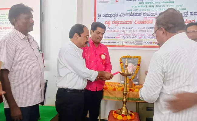 ಬೀದರ್ | ಒಬ್ಬರು ರಕ್ತದಾನ ಮಾಡುವುದರಿಂದ ಮೂವರ ಜೀವ ಕಾಪಾಡಬಹುದು : ಡಾ.ಇಂದ್ರಜಿತ್ ಶಾ ಬೀದರ್ | ಒಬ್ಬರು ರಕ್ತದಾನ ಮಾಡುವುದರಿಂದ ಮೂವರ ಜೀವ ಕಾಪಾಡಬಹುದು : ಡಾ.ಇಂದ್ರಜಿತ್ ಶಾ