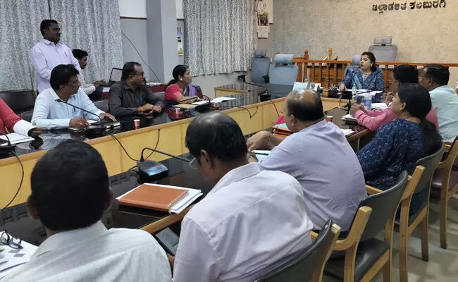 ಕಲಬುರಗಿ | ಆ್ಯಪ್‍ಗಳಲ್ಲಿ ಸಂಪೂರ್ಣ ಮಾಹಿತಿಯೊಂದಿಗೆ ಗಣತಿ ಕಾರ್ಯಕೈಗೊಳ್ಳಿ: ಜಿಲ್ಲಾಧಿಕಾರಿ