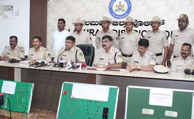 ಕಲಬುರಗಿ | ಪ್ರತ್ಯೇಕ ಕಳ್ಳತನ ಪ್ರಕರಣ; ಐವರ ಬಂಧನ : ಎಸ್ಪಿ ಅಡ್ಡೂರು ಶ್ರೀನಿವಾಸಲು ಕಲಬುರಗಿ | ಪ್ರತ್ಯೇಕ ಕಳ್ಳತನ ಪ್ರಕರಣ; ಐವರ ಬಂಧನ : ಎಸ್ಪಿ ಅಡ್ಡೂರು ಶ್ರೀನಿವಾಸಲು