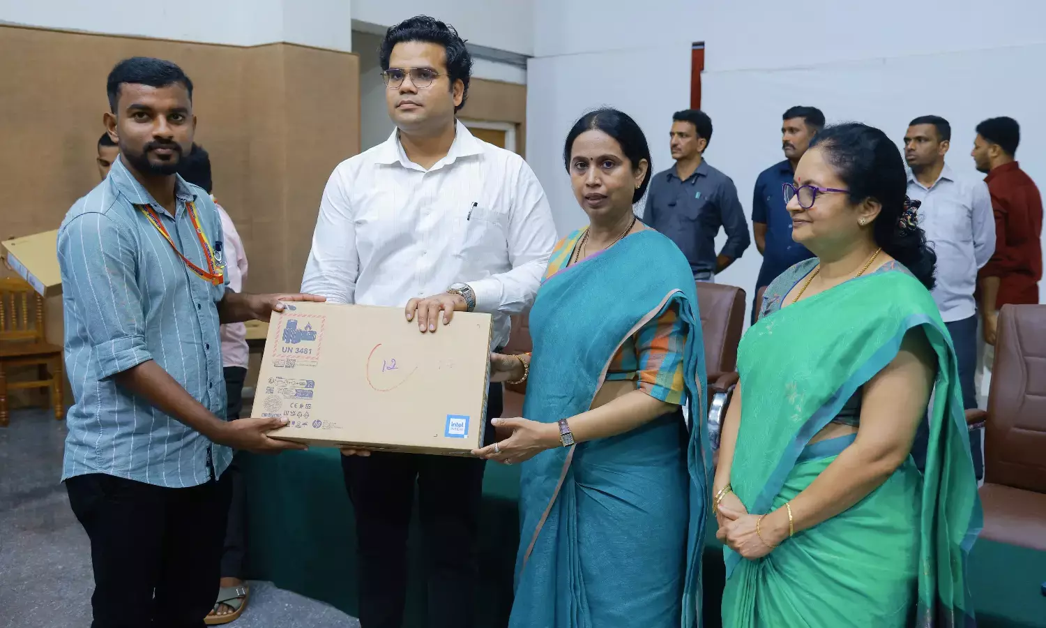 ಉಡುಪಿ: ಗ್ರಾಮ ಲೆಕ್ಕಾಧಿಕಾರಿಗಳಿಗೆ ಲ್ಯಾಪ್‌ಟಾಪ್ ವಿತರಿಸಿದ ಸಚಿವೆ ಲಕ್ಷ್ಮೀ