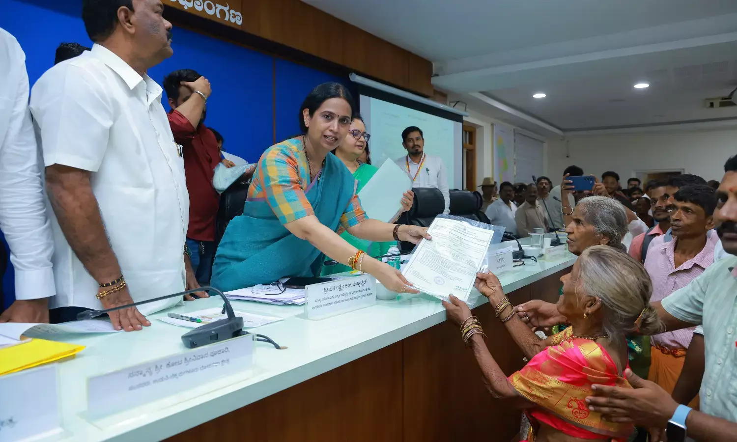 ಅರ್ಹರಿಗೆ 94ಸಿ ಹಕ್ಕುಪತ್ರ ವಿತರಿಸಿದ ಸಚಿವೆ ಹೆಬ್ಬಾಳ್ಕರ್