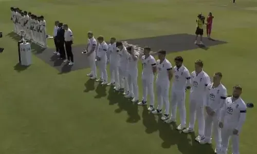 ಅಹ್ಮದಾಬಾದ್ ವಿಮಾನ ದುರಂತದಲ್ಲಿ ಮಡಿದವರಿಗೆ ಭಾರತ-ಇಂಗ್ಲೆಂಡ್ ಆಟಗಾರರಿಂದ ಶ್ರದ್ಧಾಂಜಲಿ