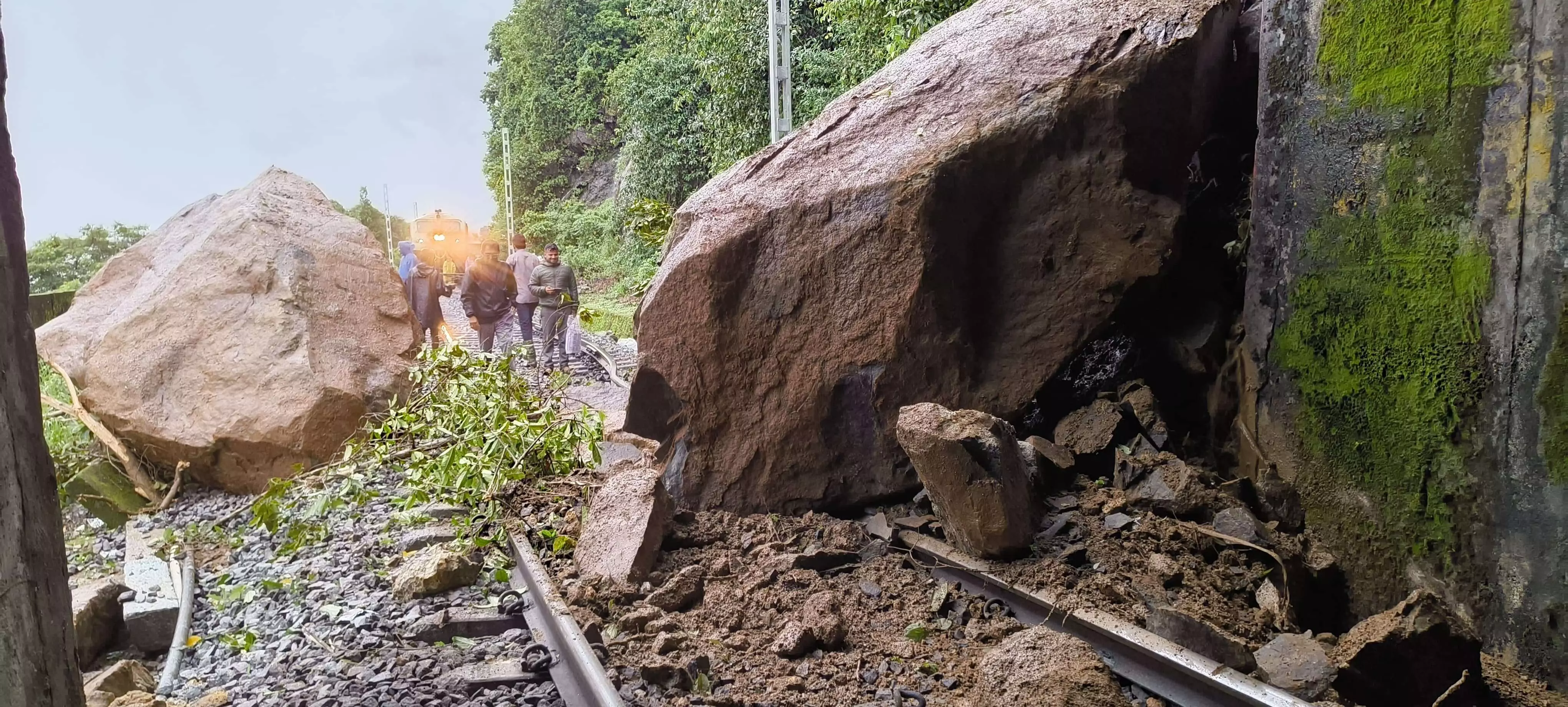 ಸಕಲೇಶಪುರ | ಯಡಕುಮೇರಿ ಬಳಿ ಹಳಿ ಮೇಲೆ ಬಂಡೆಕಲ್ಲು, ಗುಡ್ಡ ಕುಸಿತ: ರೈಲು ಸಂಚಾರ ಸ್ಥಗಿತ
