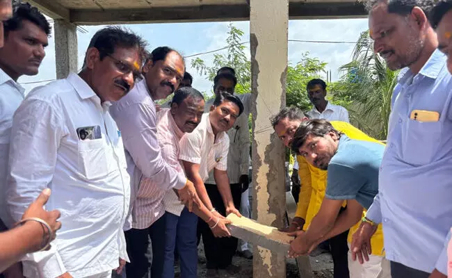 ಕಮಲಾಪುರ | ಬೀರಲಿಂಗೇಶ್ವರ ದೇವಸ್ಥಾನಕ್ಕೆ ಶಾಸಕ ಬಸವರಾಜ್ ಮತ್ತಿಮಡು ಅಡಿಗಲ್ಲು ಕಮಲಾಪುರ | ಬೀರಲಿಂಗೇಶ್ವರ ದೇವಸ್ಥಾನಕ್ಕೆ ಶಾಸಕ ಬಸವರಾಜ್ ಮತ್ತಿಮಡು ಅಡಿಗಲ್ಲು