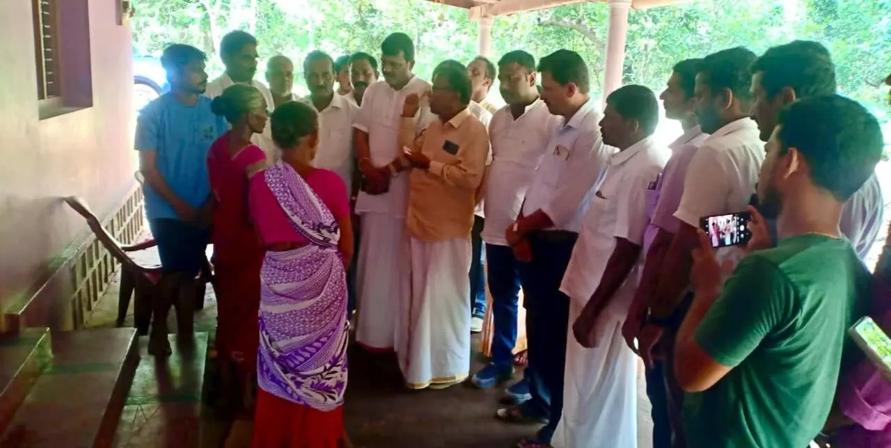 ಹಿಲಿಯಾಣ ಕೊಲೆ ಪ್ರಕರಣ| ಬಿಲ್ಲವ ಸಮಾಜದ ಮುಖಂಡರ ಭೇಟಿ: ಮಕ್ಕಳ ವಿದ್ಯಾಭ್ಯಾಸಕ್ಕಾಗಿ ಅಗತ್ಯ ಕ್ರಮ ಹಿಲಿಯಾಣ ಕೊಲೆ ಪ್ರಕರಣ| ಬಿಲ್ಲವ ಸಮಾಜದ ಮುಖಂಡರ ಭೇಟಿ: ಮಕ್ಕಳ ವಿದ್ಯಾಭ್ಯಾಸಕ್ಕಾಗಿ ಅಗತ್ಯ ಕ್ರಮ