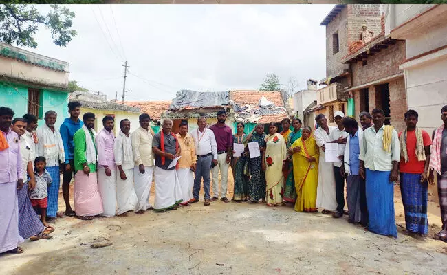 ವಿಜಯನಗರ | ಕೆರೆಗುಡಿಹಳ್ಳಿಯ ದಶಕಗಳ ಕನಸು ಈಡೇರಿಕೆ : ಕಂದಾಯ ಗ್ರಾಮಕ್ಕೆ 2-ಇ ಅಧಿಸೂಚನೆ ಹೊರಡಿಸಿದ ಸರ್ಕಾರ ವಿಜಯನಗರ | ಕೆರೆಗುಡಿಹಳ್ಳಿಯ ದಶಕಗಳ ಕನಸು ಈಡೇರಿಕೆ : ಕಂದಾಯ ಗ್ರಾಮಕ್ಕೆ 2-ಇ ಅಧಿಸೂಚನೆ ಹೊರಡಿಸಿದ ಸರ್ಕಾರ