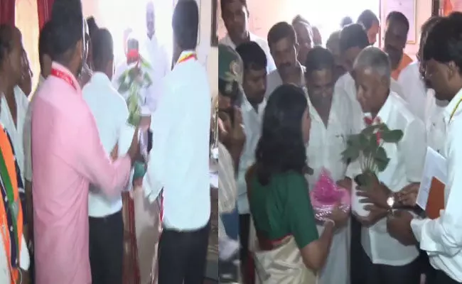 ಕೇಂದ್ರ ಸಚಿವ ವಿ.ಸೋಮಣ್ಣ ಕಾಲಿಗೆ ಬಿದ್ದ ಹಾಸನ ಜಿಲ್ಲಾಧಿಕಾರಿ