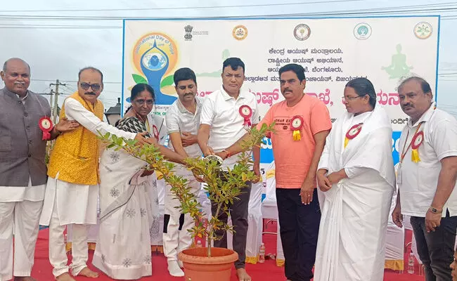 ವಿಜಯನಗರ | ಆರೋಗ್ಯಕರ ಜೀವನ ಸಾಗಿಸಲು ಯೋಗ ಸಹಕಾರಿ : ಜಿಲ್ಲಾಧಿಕಾರಿ ಎಂ.ಎಸ್.ದಿವಾಕರ್ ವಿಜಯನಗರ | ಆರೋಗ್ಯಕರ ಜೀವನ ಸಾಗಿಸಲು ಯೋಗ ಸಹಕಾರಿ : ಜಿಲ್ಲಾಧಿಕಾರಿ ಎಂ.ಎಸ್.ದಿವಾಕರ್