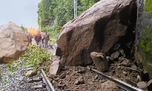 ಸಕಲೇಶಪುರ | ಯಡಕುಮೇರಿ ಬಳಿ ಹಳಿ ಮೇಲೆ ಬಂಡೆಕಲ್ಲು, ಗುಡ್ಡ ಕುಸಿತ: ರೈಲು ಸಂಚಾರ ಸ್ಥಗಿತ