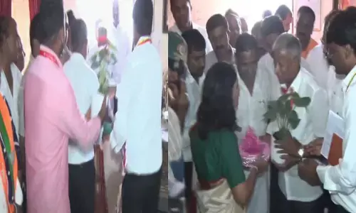 ಕೇಂದ್ರ ಸಚಿವ ವಿ.ಸೋಮಣ್ಣ ಕಾಲಿಗೆ ಬಿದ್ದ ಹಾಸನ ಜಿಲ್ಲಾಧಿಕಾರಿ