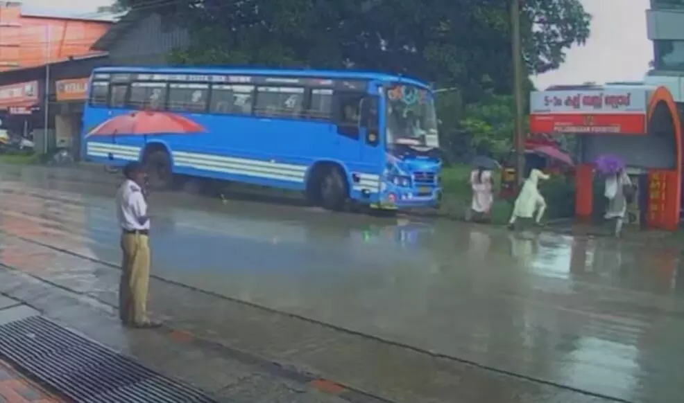 ಕೇರಳ | ಬಸ್ ನಿಲ್ದಾಣದಲ್ಲಿ ಕಾಯುತ್ತಿದ್ದ ಪ್ರಯಾಣಿಕರಿಗೆ ಖಾಸಗಿ ಬಸ್ ಢಿಕ್ಕಿ: ಮೂವರು ಮಹಿಳೆಯರಿಗೆ ಗಾಯ