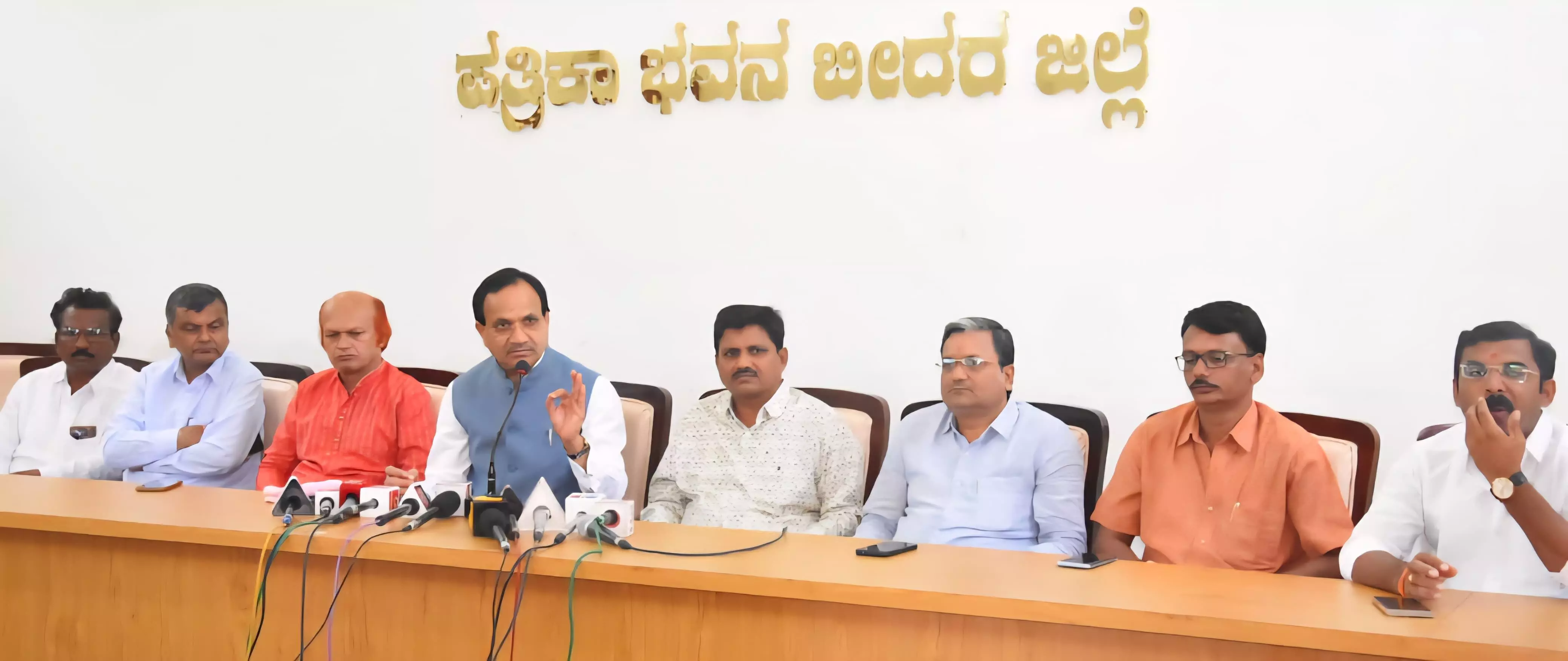 ಬೀದರ್ | ಡಿಸಿಸಿ ಬ್ಯಾಂಕ್ನಿಂದ ರೈತರಿಗೆ ಅನ್ಯಾಯ : ಭಗವಂತ್ ಖೂಬಾ ಆರೋಪ ಬೀದರ್ | ಡಿಸಿಸಿ ಬ್ಯಾಂಕ್ನಿಂದ ರೈತರಿಗೆ ಅನ್ಯಾಯ : ಭಗವಂತ್ ಖೂಬಾ ಆರೋಪ