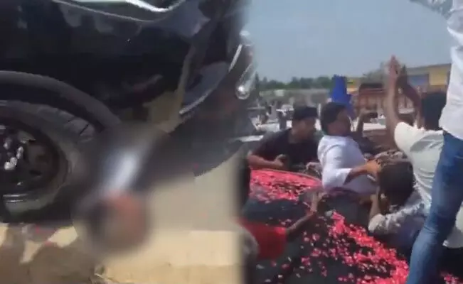 ಜಗನ್ ಮೋಹನ್ ರೆಡ್ಡಿ ಕಾರಿನಡಿಗೆ ಬಿದ್ದು ವೈಎಸ್ಆರ್ಸಿಪಿ ಕಾರ್ಯಕರ್ತ ಮೃತ್ಯು ಜಗನ್ ಮೋಹನ್ ರೆಡ್ಡಿ ಕಾರಿನಡಿಗೆ ಬಿದ್ದು ವೈಎಸ್ಆರ್ಸಿಪಿ ಕಾರ್ಯಕರ್ತ ಮೃತ್ಯು