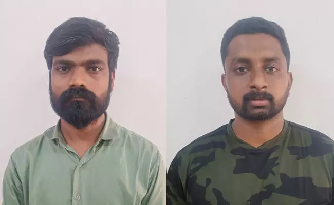 ಕಲಬುರಗಿ | ಪೊಲೀಸರ ಕರ್ತವ್ಯಕ್ಕೆ ಅಡ್ಡಿಪಡಿಸಿ ಸಾಮಾಜಿಕ ಜಾಲತಾಣಗಳಲ್ಲಿ ವಿಡಿಯೋ ಹರಿಬಿಟ್ಟ ಯುವಕರಿಬ್ಬರ ಬಂಧನ ಕಲಬುರಗಿ | ಪೊಲೀಸರ ಕರ್ತವ್ಯಕ್ಕೆ ಅಡ್ಡಿಪಡಿಸಿ ಸಾಮಾಜಿಕ ಜಾಲತಾಣಗಳಲ್ಲಿ ವಿಡಿಯೋ ಹರಿಬಿಟ್ಟ ಯುವಕರಿಬ್ಬರ ಬಂಧನ