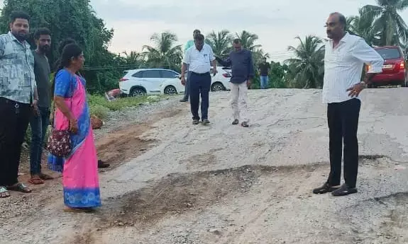 ಪರ್ಕಳ ರಾ.ಹೆದ್ದಾರಿ ಹದಗೆಟ್ಟು ವಾಹನಗಳ ಸಂಚಾರಕ್ಕೆ ಅಡ್ಡಿ| ಉಡುಪಿ ಶಾಸಕರು, ಪ್ರಾಧಿಕಾರದ ಅಧಿಕಾರಿಗಳಿಂದ ಪರಿಶೀಲನೆ