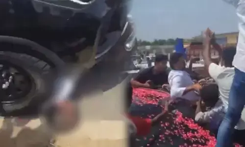 ಜಗನ್ ಮೋಹನ್ ರೆಡ್ಡಿ ಕಾರಿನಡಿಗೆ ಬಿದ್ದು ವೈಎಸ್ಆರ್‌ಸಿಪಿ ಕಾರ್ಯಕರ್ತ ಮೃತ್ಯು