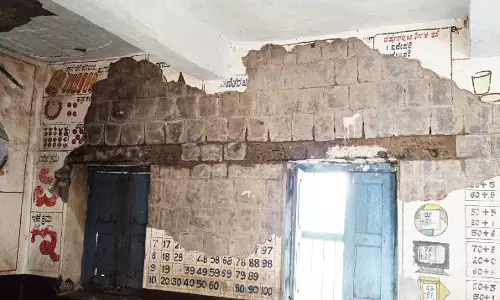 ಬೀಳುವ ಹಂತದಲ್ಲಿ ಸರಕಾರಿ ಶಾಲೆ: ಆತಂಕದಲ್ಲಿ ವಿದ್ಯಾರ್ಥಿಗಳು