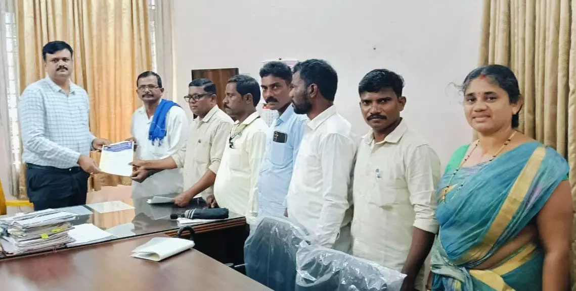 ಕುಂದಾಪುರ| ಭೂಮಿ ವಿಚಾರ: ತಹಶಿಲ್ದಾರನ್ನು ಭೇಟಿಯಾದ ದಸಂಸ ನಿಯೋಗ ಕುಂದಾಪುರ| ಭೂಮಿ ವಿಚಾರ: ತಹಶಿಲ್ದಾರನ್ನು ಭೇಟಿಯಾದ ದಸಂಸ ನಿಯೋಗ