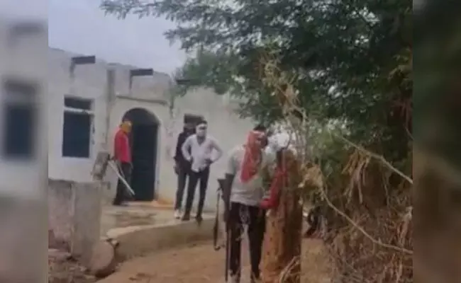 ಮಧ್ಯಪ್ರದೇಶ | ಜೈಲಿನಿಂದ ಬಿಡುಗಡೆಯಾದ ಆರೋಪಿಗಳಿಂದ ಗಾಳಿಯಲ್ಲಿ ಗುಂಡು ಹಾರಿಸಿ, ದಲಿತ ಕುಟುಂಬದ ಮೇಲೆ ಹಲ್ಲೆ ಮಧ್ಯಪ್ರದೇಶ | ಜೈಲಿನಿಂದ ಬಿಡುಗಡೆಯಾದ ಆರೋಪಿಗಳಿಂದ ಗಾಳಿಯಲ್ಲಿ ಗುಂಡು ಹಾರಿಸಿ, ದಲಿತ ಕುಟುಂಬದ ಮೇಲೆ ಹಲ್ಲೆ