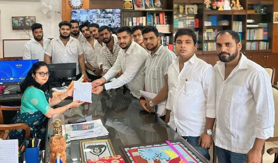 ನರ್ಮ್ ಬಸ್ಗಳ ಸಮಸ್ಯೆ ಬಗೆಹರಿಸುವಂತೆ ಆಗ್ರಹಿಸಿ ಡಿಸಿಗೆ ಮನವಿ ನರ್ಮ್ ಬಸ್ಗಳ ಸಮಸ್ಯೆ ಬಗೆಹರಿಸುವಂತೆ ಆಗ್ರಹಿಸಿ ಡಿಸಿಗೆ ಮನವಿ