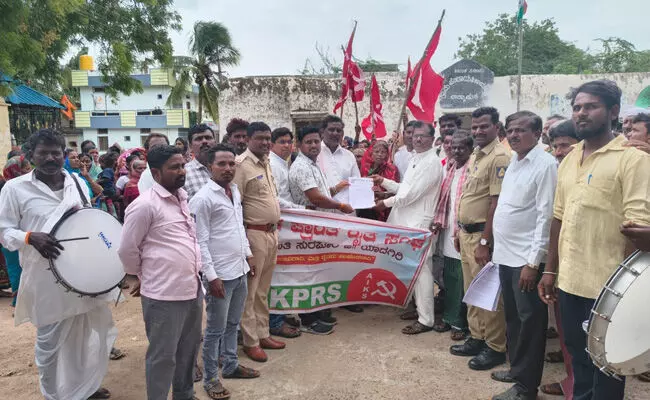 ಯಾದಗಿರಿ | ವಿವಿಧ ಬೇಡಿಕೆಗಳ ಈಡೇರಿಕೆಗೆ ಆಗ್ರಹಿಸಿ ಬಾದ್ಯಾಪುರ ಗ್ರಾ.ಪಂ ಮುಂದೆ ಪ್ರತಿಭಟನೆ ಯಾದಗಿರಿ | ವಿವಿಧ ಬೇಡಿಕೆಗಳ ಈಡೇರಿಕೆಗೆ ಆಗ್ರಹಿಸಿ ಬಾದ್ಯಾಪುರ ಗ್ರಾ.ಪಂ ಮುಂದೆ ಪ್ರತಿಭಟನೆ