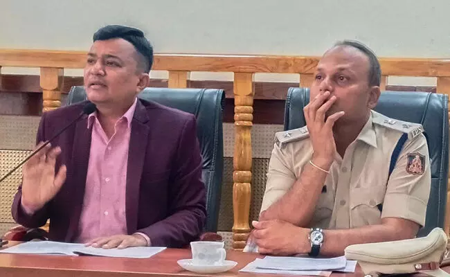 ವಿಜಯನಗರ | ರಸ್ತೆಗಳ ಮೇಲಿನ ಗುಂಡಿಗಳನ್ನು ಮುಚ್ಚಿಸಿ, ಅವಘಡಗಳನ್ನು ತಪ್ಪಿಸಿ : ಜಿಲ್ಲಾಧಿಕಾರಿ ಎಂ.ಎಸ್.ದಿವಾಕರ್ ವಿಜಯನಗರ | ರಸ್ತೆಗಳ ಮೇಲಿನ ಗುಂಡಿಗಳನ್ನು ಮುಚ್ಚಿಸಿ, ಅವಘಡಗಳನ್ನು ತಪ್ಪಿಸಿ : ಜಿಲ್ಲಾಧಿಕಾರಿ ಎಂ.ಎಸ್.ದಿವಾಕರ್