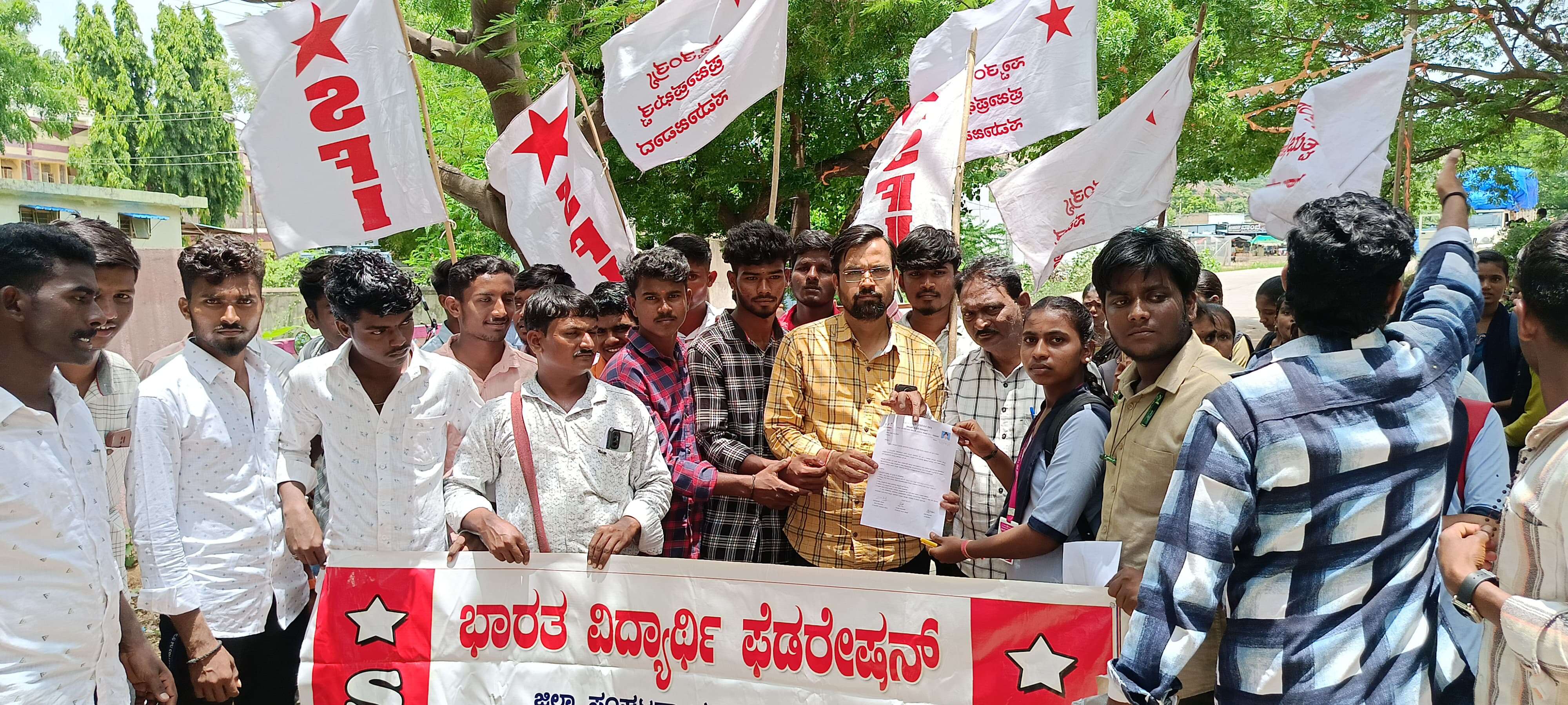 ಯಾದಗಿರಿ:  ಹೊಸ್ಕೆರ ಗ್ರಾಮಕ್ಕೆ ಬಸ್ ವ್ಯವಸ್ಥೆ ಕಲ್ಪಿಸಲು ಆಗ್ರಹಿಸಿ ಎಸ್ ಎಫ್ ಐ ಪ್ರತಿಭಟನೆ